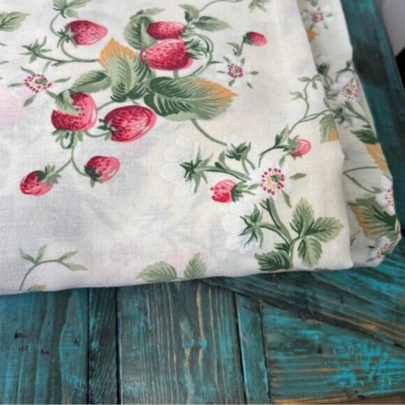 Vintage Cannon Strawberry Vines Queen Size Fitted & Flat Sheet Set - Picture 4 of 10